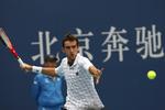 Kroatiens Marin Cilic returnerer en bold til Rafael Nadal under dagens korte semifinalemøde mellem de to. 