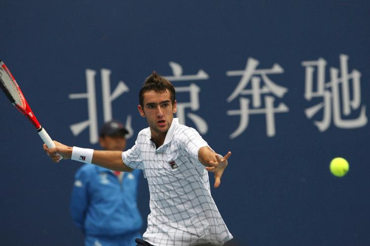 Kroatiens Marin Cilic returnerer en bold til Rafael Nadal under dagens korte semifinalemøde mellem de to. 