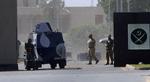 Pakistanske militærtropper i højeste beredskab efter et angreb, hvor op mod otte militærvagter blev dræbt. 