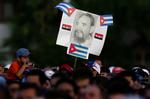 Der er ikke mange nyere fotos af den cubanske revolutionsleder Fidel Castro, der sidste år overlod præsidentposten til sin bror. Billedet her viser ham på et banner ved en markering på landets revolutionsdag i juli i år. 