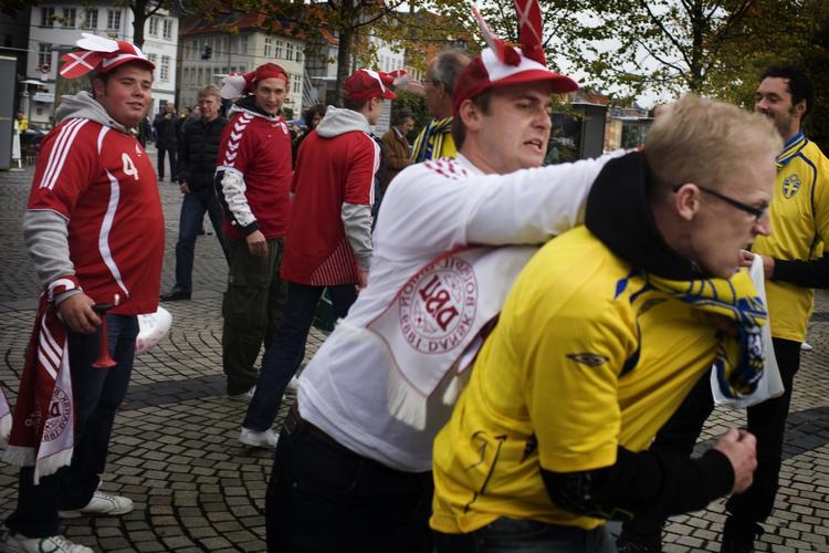 Dansk og svensk fodboldfan i håndgemæng på Strøget. I denne situation fik tilskuerne dog dæmpet gemytterne, så det ikke endte som en sag for politiet. 