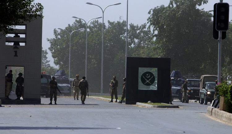 Soldater fra den pakistanske hær indtager deres positioner efter angrebet mod hærens hovedkvarter, hvor angriberne holder et mindre antal soldater som gidsler. 