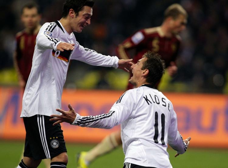 Miroslav Klose takker Mehmet Özil for den fornemme aflevering, der førte til 1-0-målet. 