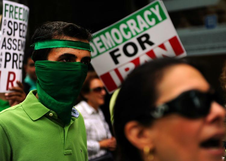 Demonstranter på gaden i New York viser deres utilfredshed med præsident Mahmoud Ahmadinejad og kræver, at de politiske fanger løslades. 