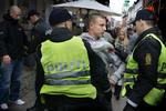 Politiet havde travlt både før og efter kampen. Her er betjente i gang med at berolige en fan inden opgøret i Parken. 