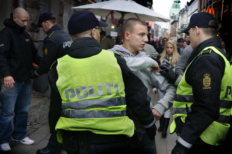 Politiet havde travlt både før og efter kampen. Her er betjente i gang med at berolige en fan inden opgøret i Parken. 