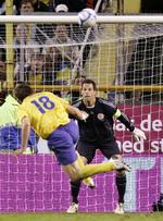 Thomas Sørensen har kun lukket et mål ind i fem kampe i VM-kvalifikationen. På lørdag venter Sverige og Johan Elmander.  Arkivfoto. 