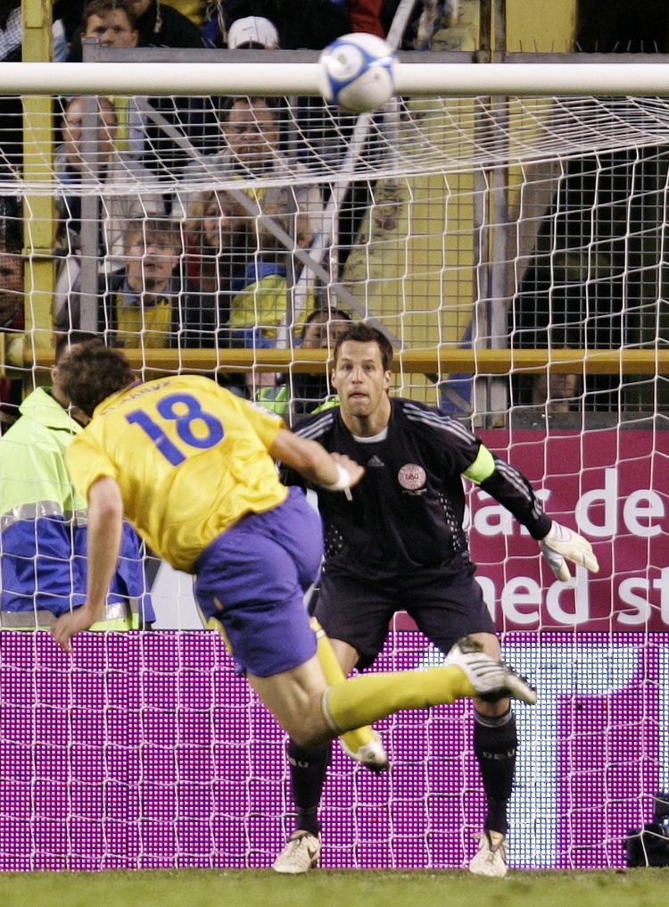 Thomas Sørensen har kun lukket et mål ind i fem kampe i VM-kvalifikationen. På lørdag venter Sverige og Johan Elmander.  Arkivfoto. 