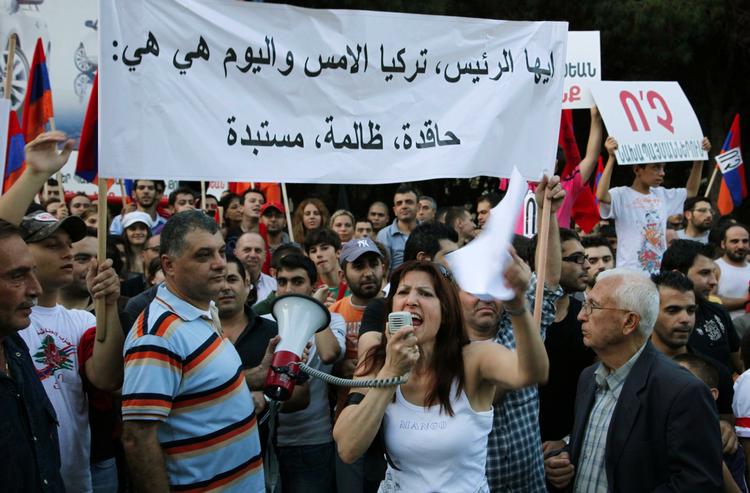 Armenere protesterer imod aftalen med Tyrkiet. Denne demonstration foregår i Libanon, hvor hundredvis af libanesiske armenere i løbet af ugen har demonstreret. 