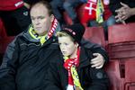 Spænding på tilskuerpladserne før kampen. 