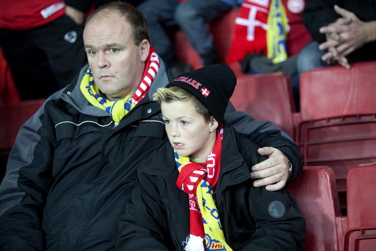 Spænding på tilskuerpladserne før kampen. 