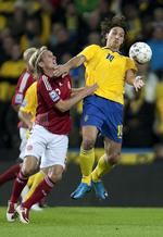 Zlatan Ibrahimovic og Christian Poulsen kæmper om bolden. 