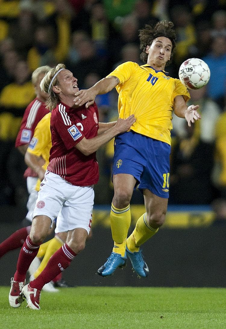 Zlatan Ibrahimovic og Christian Poulsen kæmper om bolden. 