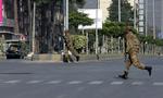 Pakistanske kommandosoldater indtager løbende position i en aktion for at befri militærpersonale, der i går blev taget som gidsler af talebanere. 