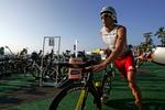 Rasmus Henning gør klar til at cykle ud på ruten på 180 kilometer efter at have klaret 3,9 kilometer svømning ved Hawaii. 