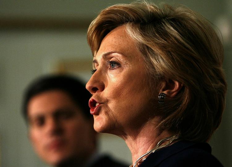 Hillary Clinton ser med uro på de mange talebanangreb i Pakistan i den forløbne uge. Det samme gør Englands udenrigsminister David Miliband, der her ses i baggrunden. De to udenrigsministre udtalte sig om Pakistan på et pressemøde i forbindelse med deres møde i London i dag. 