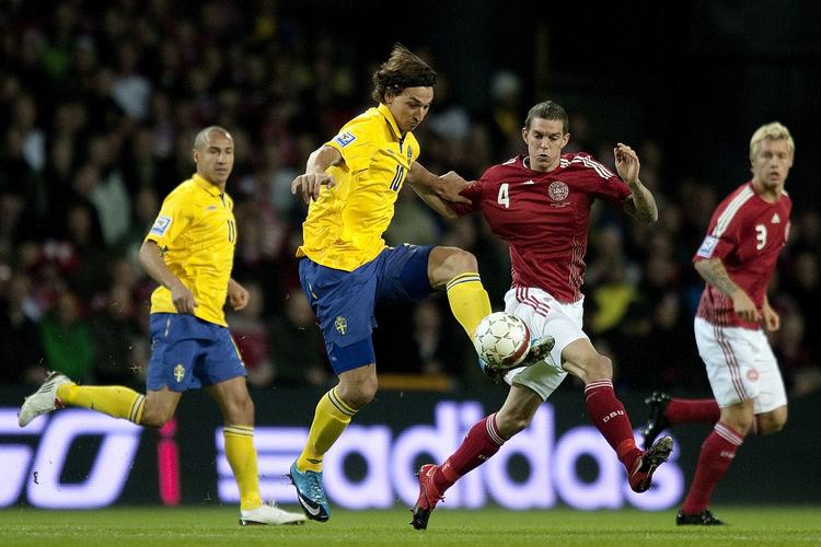 Daniel Agger (midt) og Simon Kjær (th) var aldrig langt fra den svenske stjernespiller Zlatan Ibrahimovic under kampen i Parken. 