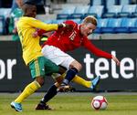 Mens de øvrige europæiske lande sloges om dyrebare VM-points mødte Norge i aftes Sydafrika i en venskabskamp på Ullevaal i Oslo. Her kæmper Norges Erik Huseklepp (th) med Sydafrikas Teko Modise. Sydafrika er som værtsland sikret deltagelse ved slutrunden til sommer. Norge vandt kampen 1-0 på mål af Kjetil Wæhler. 