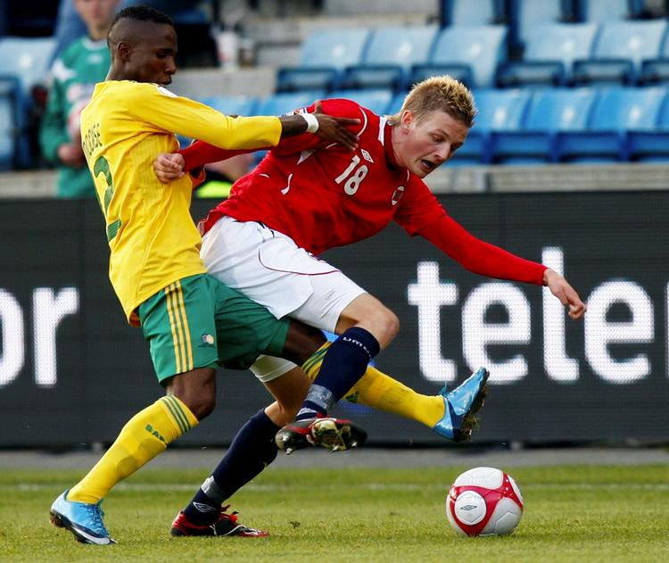 Mens de øvrige europæiske lande sloges om dyrebare VM-points mødte Norge i aftes Sydafrika i en venskabskamp på Ullevaal i Oslo. Her kæmper Norges Erik Huseklepp (th) med Sydafrikas Teko Modise. Sydafrika er som værtsland sikret deltagelse ved slutrunden til sommer. Norge vandt kampen 1-0 på mål af Kjetil Wæhler. 