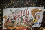 Morten Olsen er kaptajnen på det vikingeskib, der tog svenskerne til fange. Sådan så det i hvert fald ud på et banner, der var spændt ud over tilskuerne på C-tribunen i Parken i går. 