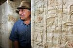 Lederen af det egyptiske råd for kunstgenstande, Zahi Hawass, siger selv, at han siden 2002 har hentet mere end et par tusind kunstgenstande hjem til  Egypten i overensstemmelse med internationale love og traktater. Her ses Hawass i 2006 i nogle udgravninger  syd for Cairo.  Arkivfoto: Ben Curtis/AP 
