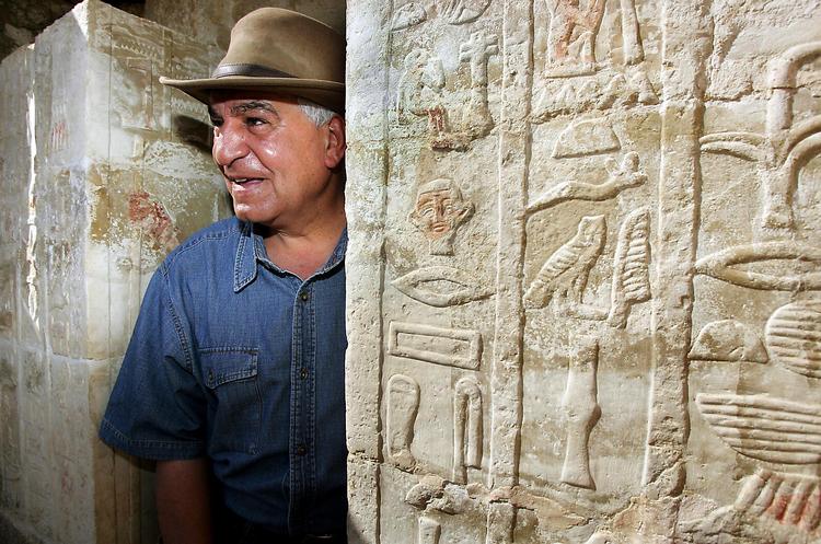 Lederen af det egyptiske råd for kunstgenstande, Zahi Hawass, siger selv, at han siden 2002 har hentet mere end et par tusind kunstgenstande hjem til  Egypten i overensstemmelse med internationale love og traktater. Her ses Hawass i 2006 i nogle udgravninger  syd for Cairo.  Arkivfoto: Ben Curtis/AP 