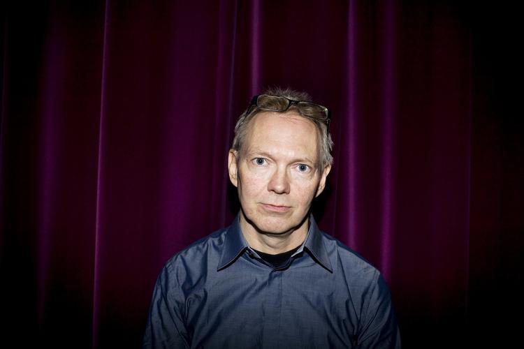 Endnu en gang forføres man af Jepsens særlige cirkustrick, hvor han under almindelighedens tynde fernis langsomt skruer op for grotesken. 