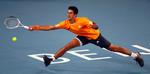 Novak Djokovic strækker sig langt for at nå en bold fra Marin Cilic i finalen ved China Open. 