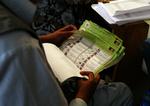 En ansat i den afghanske valgkommission undersøger tvivlsomme stemmesedler under den igangværende genoptælling af stemmer i Kabul.  Arkivfoto 