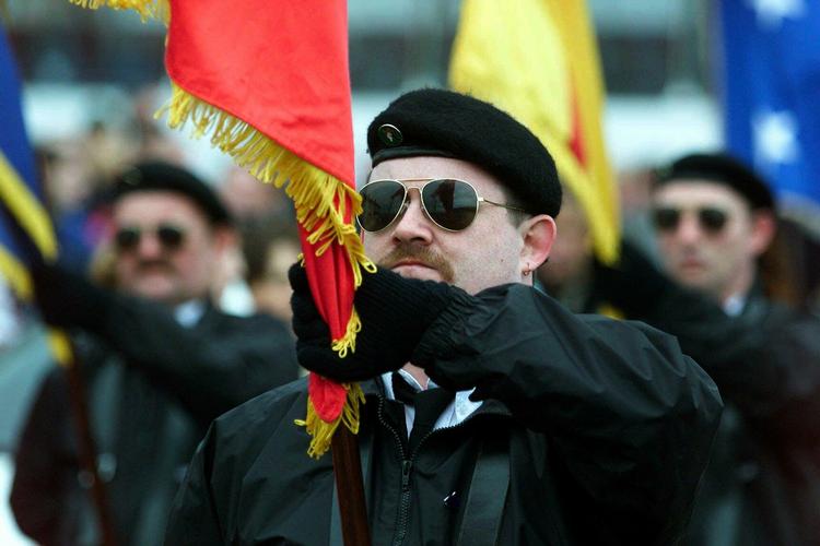 Den irske oprørsgruppe INLA gør klar til at nedlægge sine våben. Fotoet stammer fra 2000,  da gruppen indviede et monument for  sine faldne. 