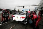 Tom Kristensen i pit før han ene bagdæk eksploderede og sendte ham ud af løbet. Foto: Audi 