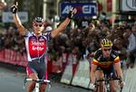 Philippe Gilbert slår Tom Boonen i spurten og vinder Paris-Tours. 