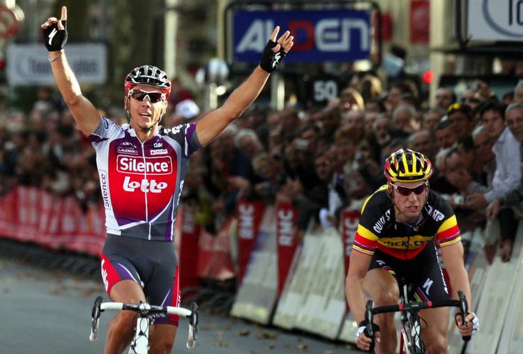 Philippe Gilbert slår Tom Boonen i spurten og vinder Paris-Tours. 