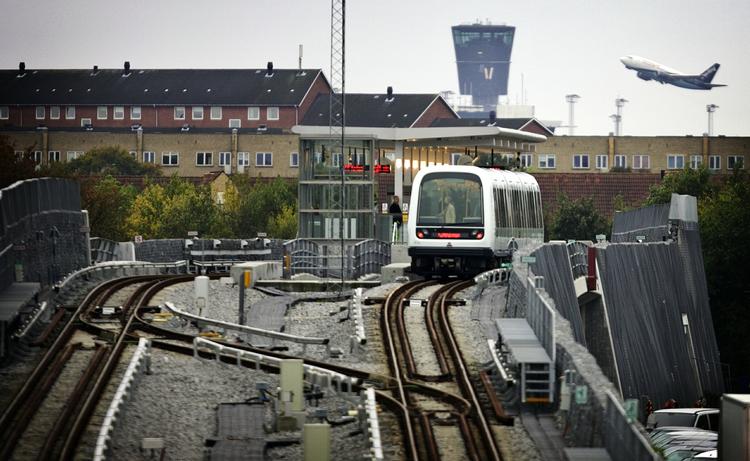 Metro og tog kører atter til lufthavnen (arkivfoto). 