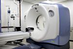 I dag skal man typisk vente otte uger på at blive skannet i en CT-skanner som denne. Det vil regeringen gøre op med ved at lave en slags diagnose-garanti. Arkivfoto 