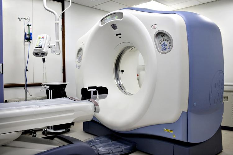 I dag skal man typisk vente otte uger på at blive skannet i en CT-skanner som denne. Det vil regeringen gøre op med ved at lave en slags diagnose-garanti. Arkivfoto 