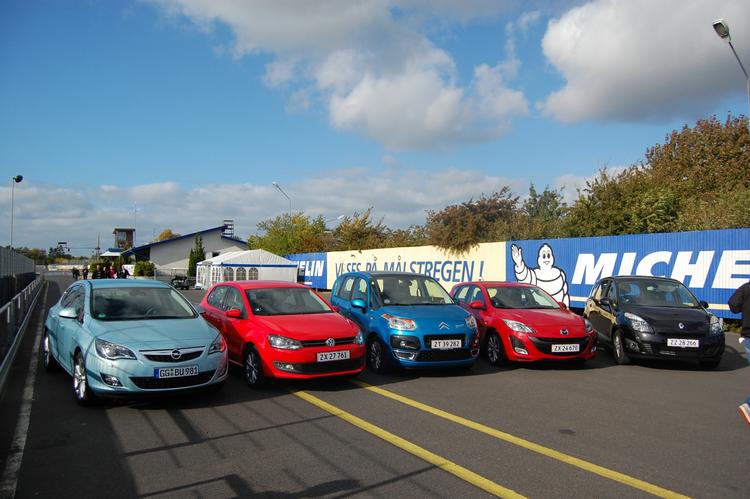 Vinderen i Årets bil-dysten blev VW Polo (nr 2 fra venstre). De øvrige i finalen var Opel Astra, Citroën C3 Picasso, Mazda 3 og Renault Grand Scenic. Foto: Allan Graubæk 