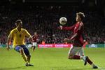 Nicklas Bendtner udfordrer Anders Svensson i lørdagens VM-kvalifikationskamp mod Sverige. 