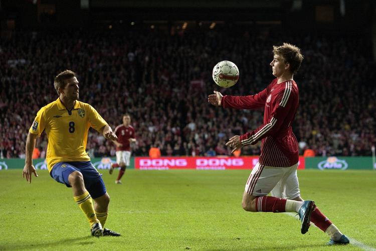 Nicklas Bendtner udfordrer Anders Svensson i lørdagens VM-kvalifikationskamp mod Sverige. 