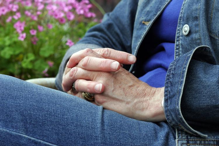 En stor del af den danske befolkning lider af gigt, der kan ramme i alle aldre. Gener, overvægt, cigaretter og hårdt arbejde er blot nogle af årsagerne. 