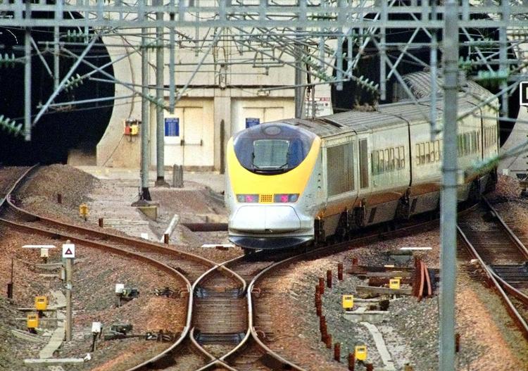 Det britiske rige fattes penge. Derfor skal tunnelen under Den Engelske Kanal sættes til salg. 