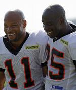 Cincinnati Bengals receivers Laveranues Coles og Chad Ochocinco fotograferet i en glad træningstime. Arkivfoto. 