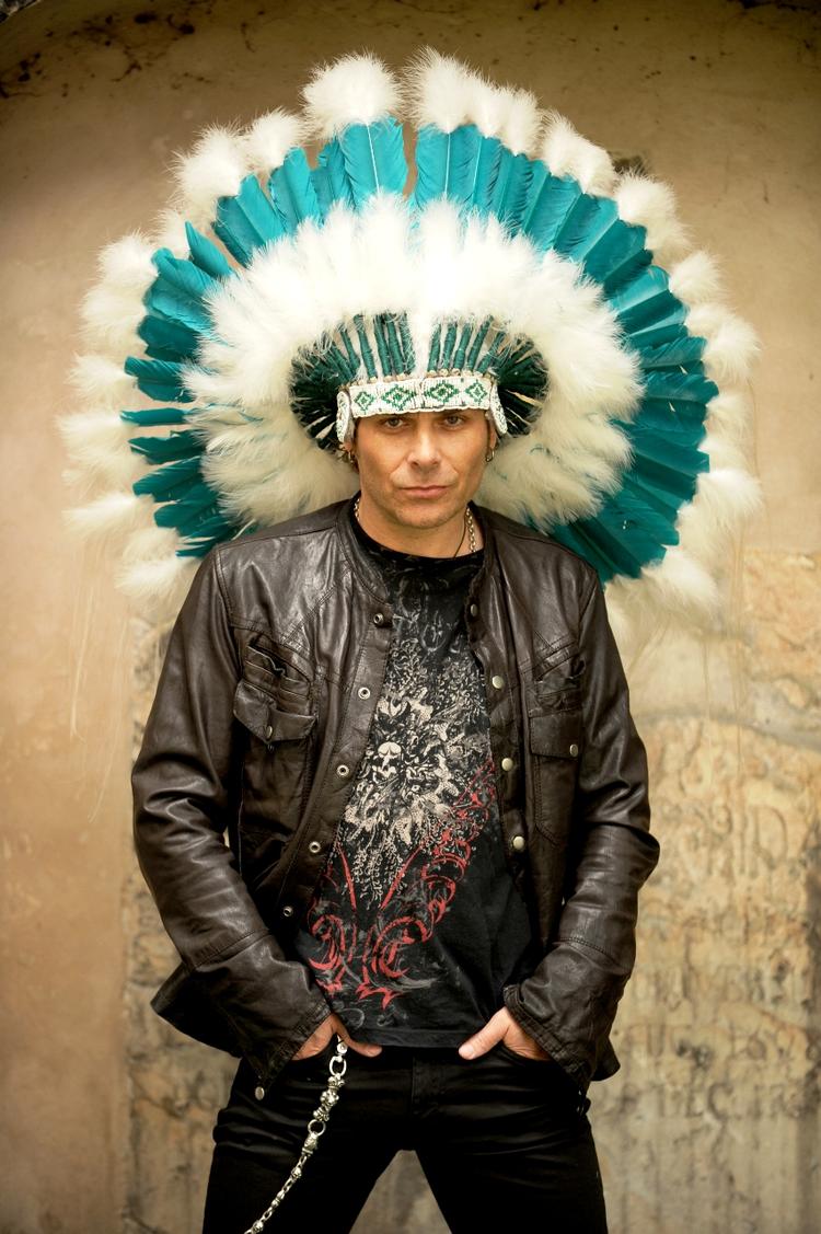 Mike Tramp gemmer sig bag alle rockens kendte klicheer på sit nye album, skriver Erik Jensen. 