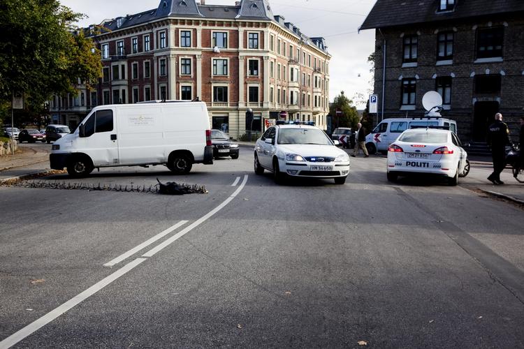 Røverne anvendte både partisansøm og romerlys, da de ville hindre politiets vej efter røveriet mod Jyske Bank på Valby Langgade. 