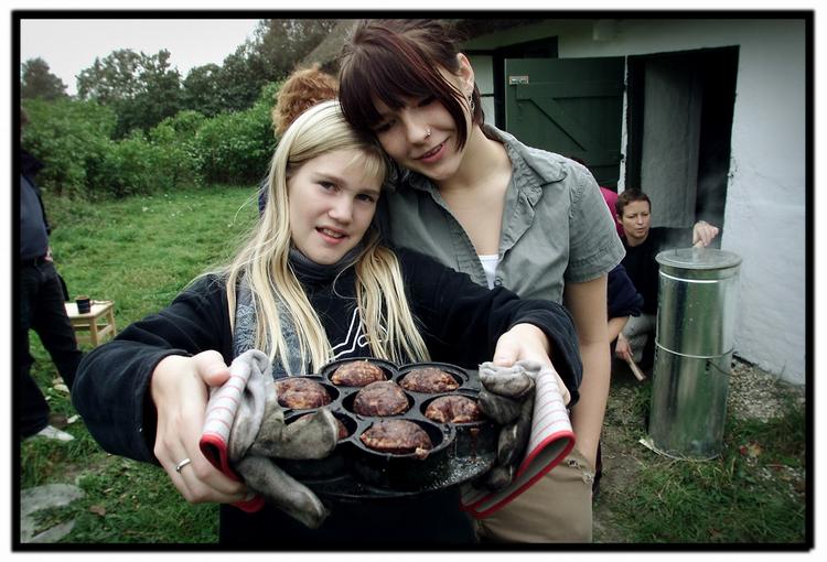 Lad roen falde over familien og slap af med at være kreative med bagning, fantasidyr eller andet, som man ellers aldrig tager sig tid til. Her er det æbleskiverne, der har været dagens projekt. 