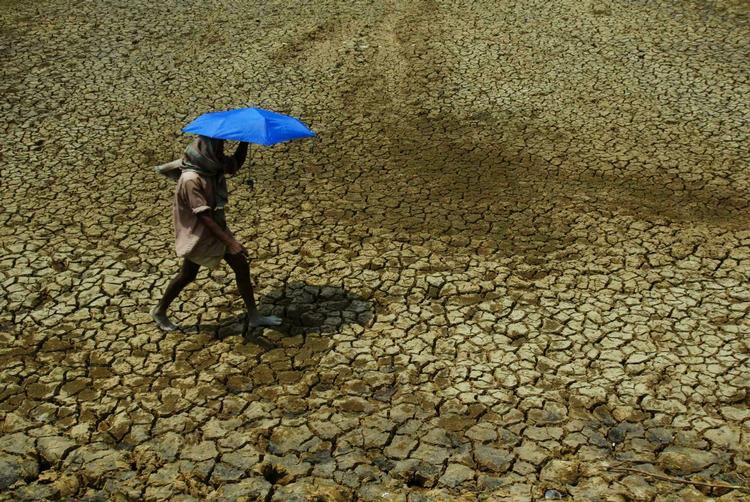 Hvis ikke det lykkes at begrænse den den globale temperaturstigning til højst to grader, vil kloden blive ramt af voldsomme klimaforandringer i form af blandt andet tørke og oversvømmelser. Arkivfoto. 