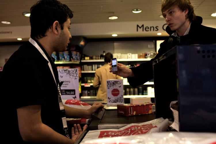 Allerede i dag kan man tjekke ind med mobilen eller betale mobilt, når bare det gælder mindre beløb på under 225 kroner. PBS bebuder, at betalingerne fremover kan blive større - men så kræver det også højere sikkerhed, siger forbrugerrådet. 