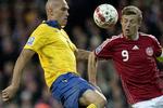 Landsholdsanfører Jon Dahl Tomasson behøver ikke frygte karantæne i den første VM-kamp, hvis han får en advarsel i kampen mod Ungarn onsdag. Arkivfoto. 