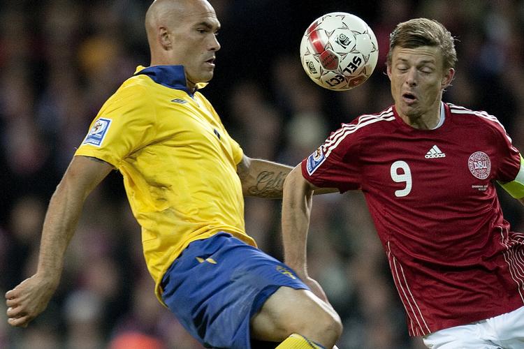 Landsholdsanfører Jon Dahl Tomasson behøver ikke frygte karantæne i den første VM-kamp, hvis han får en advarsel i kampen mod Ungarn onsdag. Arkivfoto. 