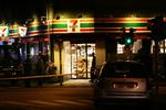 Den sårede mand blev hjulpet ind i denne 7-Eleven på hjørnet af griffenfeldsgade og Rantzausgade. 